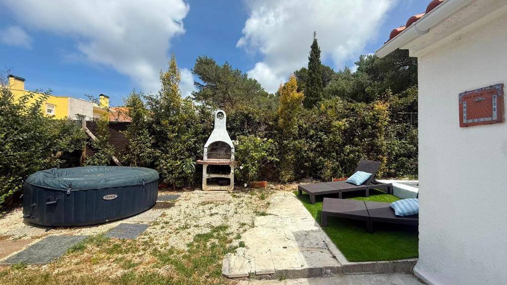 a backyard with a garden with a gazebo at Murches' House in Alcabideche