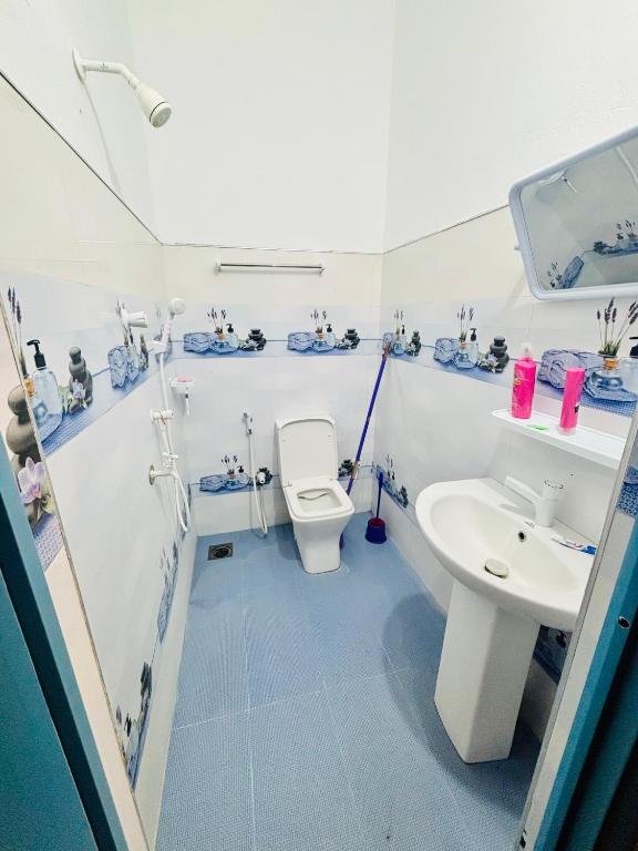 a bathroom with a toilet and a sink at Ima Manazil homestay in Kalpitiya