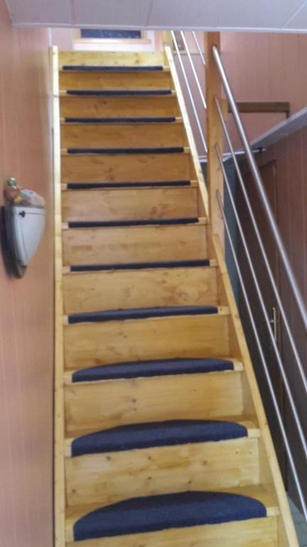 eine Holztreppe mit blauen Sitzen in einem Zimmer in der Unterkunft Appartment Lilo in Aurich