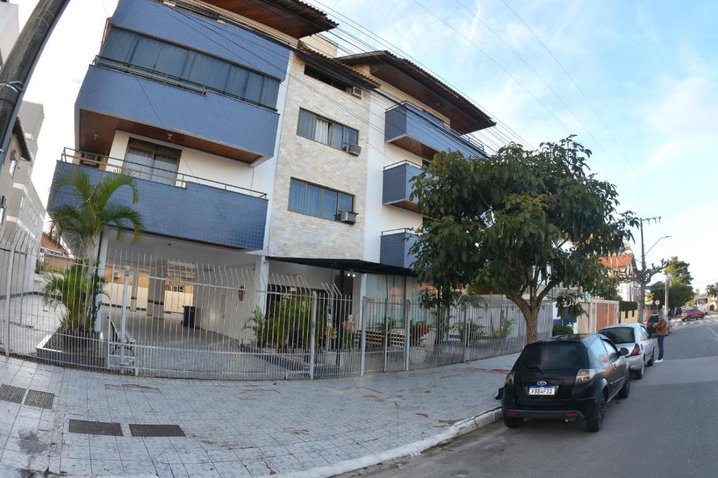 a car parked in front of a building at Baleia Franca e Apart HS in Florianópolis
