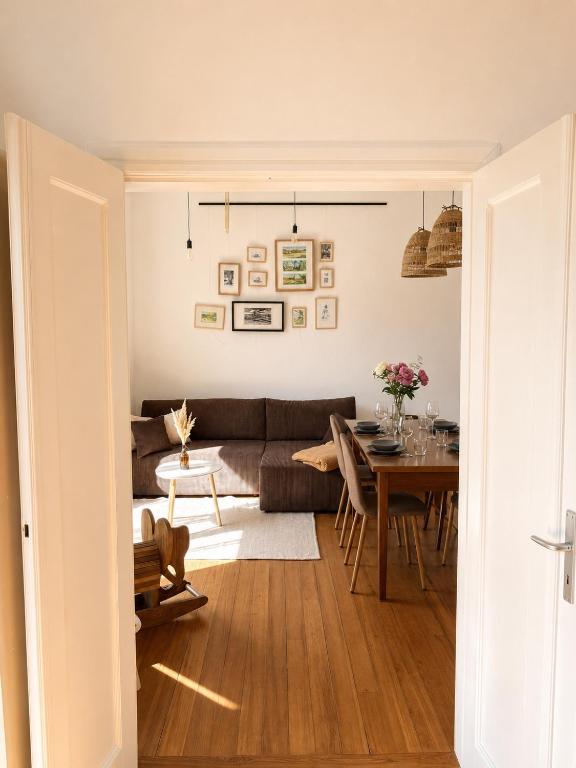 a living room with a couch and a table at Gemütliche Ferienwohnungen Teterow für bis zu 10 Personen in Teterow