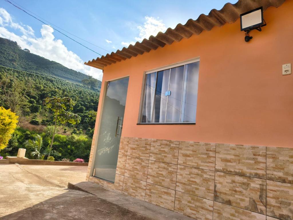 a house with a view of a mountain at Quarto Privativo in Caparaó Velho