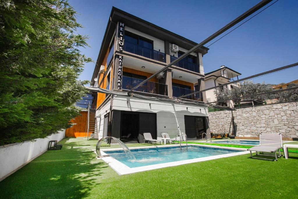 a house with a swimming pool in the yard at Helios Kaz Dağları blok2 in Uçurumoba