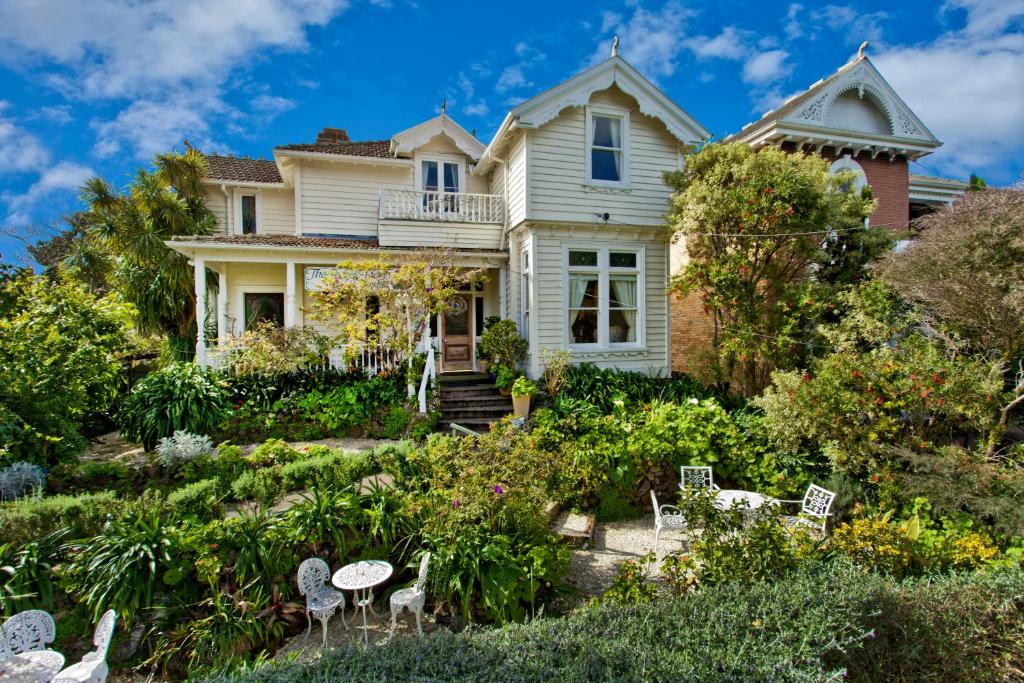 a house with a garden in front of it at Peace and Plenty Inn in Auckland