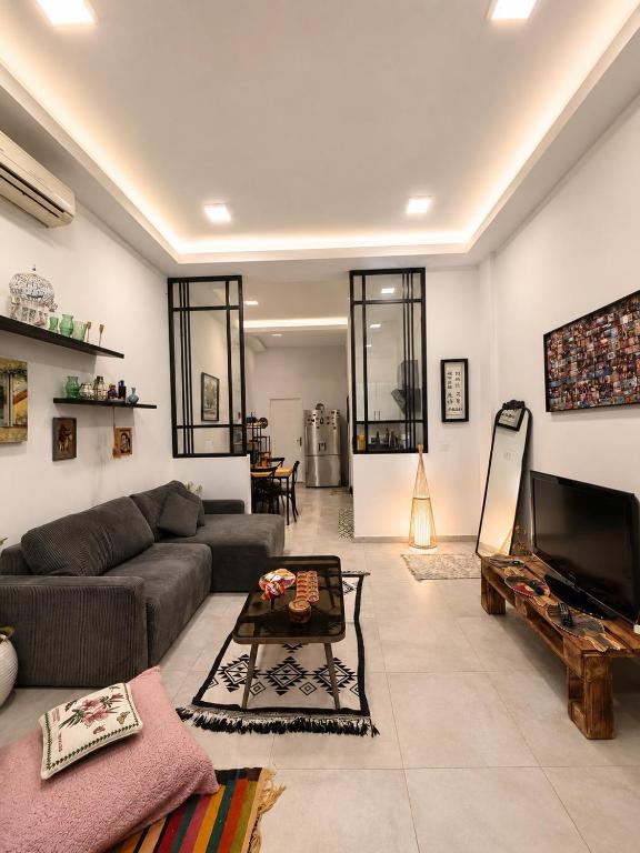 a living room with a couch and a television at Blueyes in Tunis