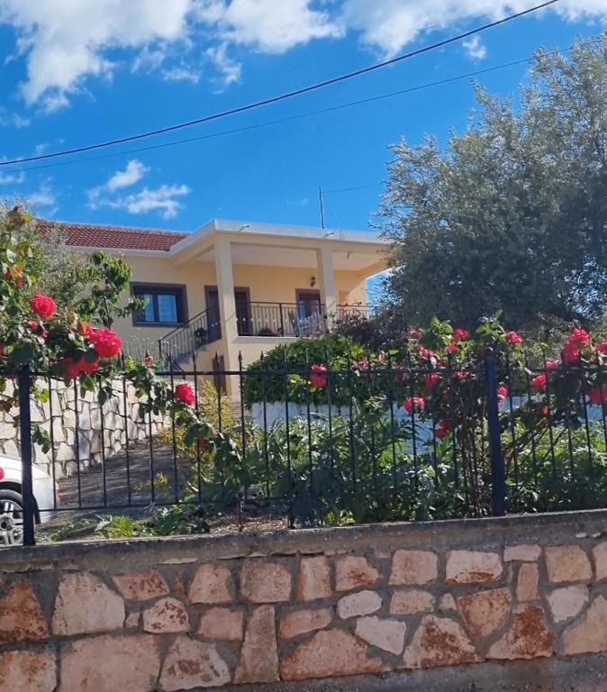 a house with a fence with roses on it at Villa Alois in Konispol
