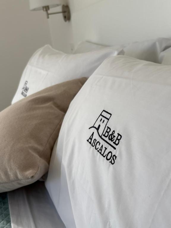 En eller flere senge i et værelse på Ascalos B&B