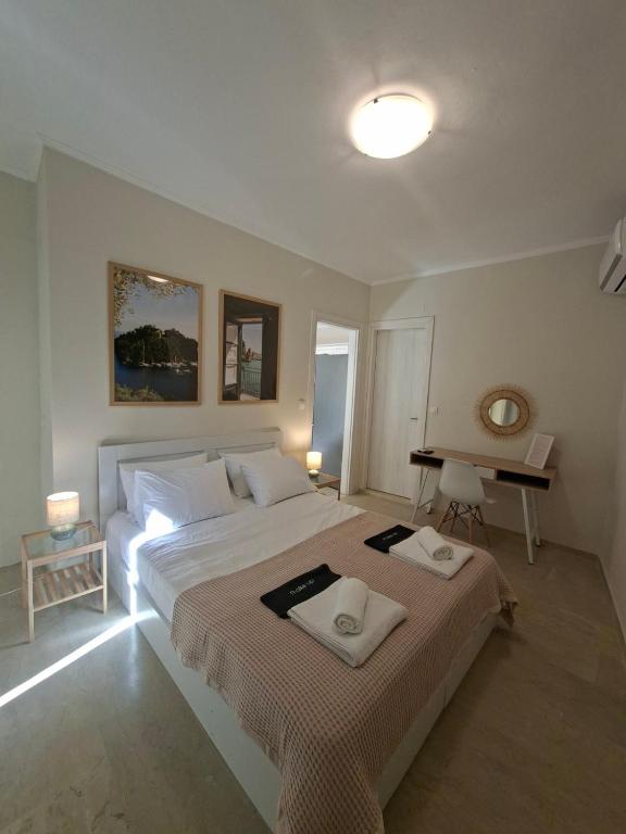 ein Schlafzimmer mit einem großen Bett und einem Schreibtisch in der Unterkunft Elia Studios 1 in Nydri