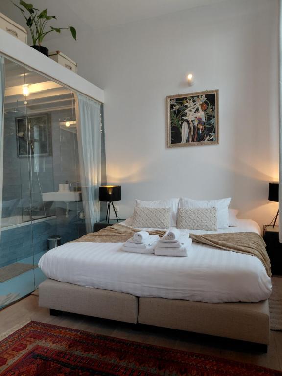 a bedroom with a bed with towels on it at Logies De Lelie in Antwerp