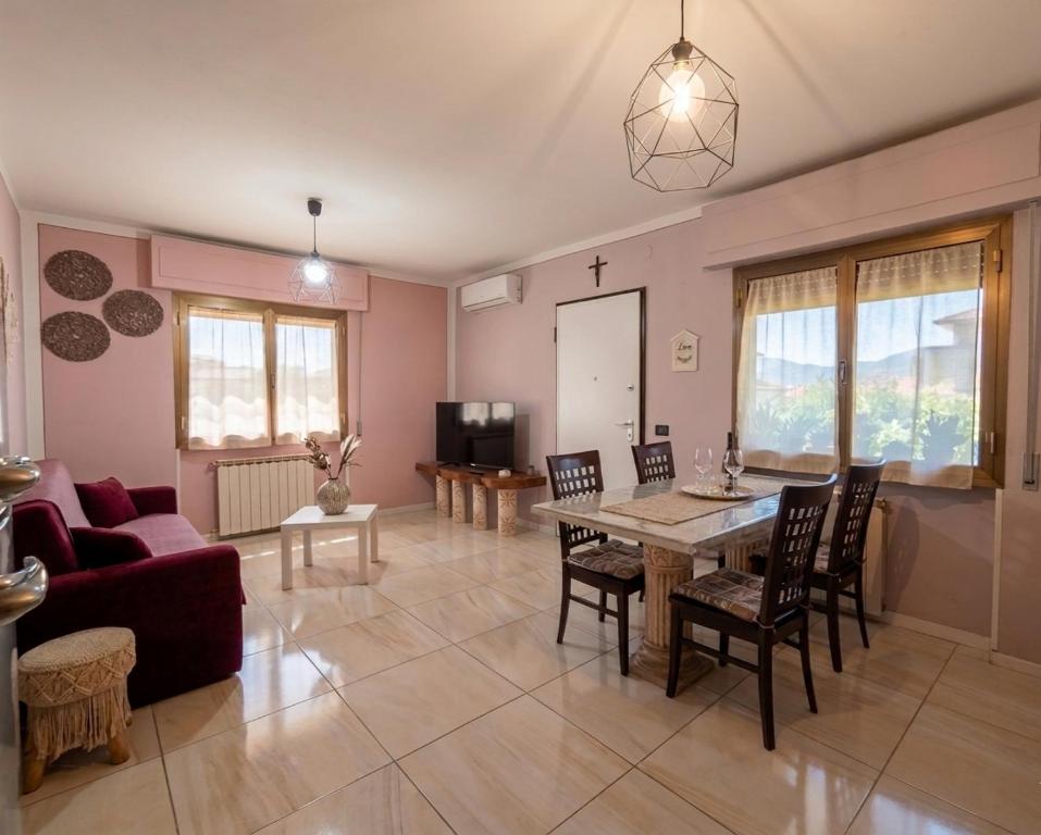 a living room with a table and chairs and a couch at Il nido di Giulia in Montevettolini