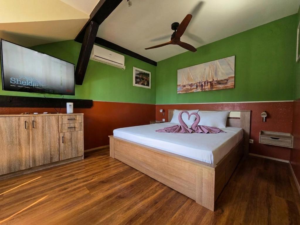 Cozy Studio with Sea and Old Town View