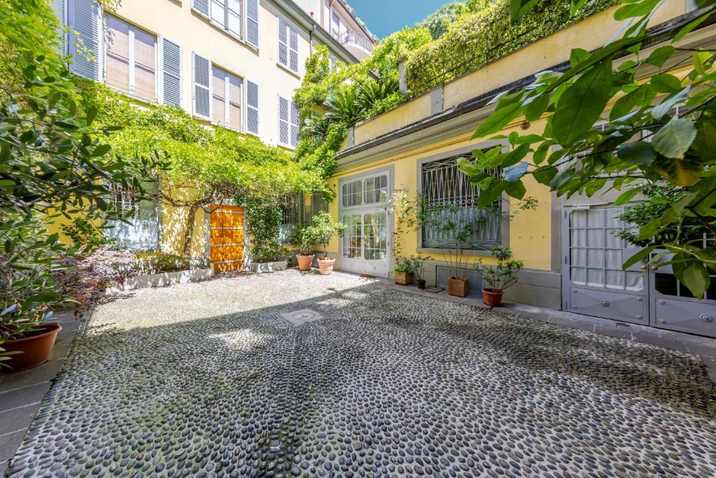 an empty courtyard of a building with plants at Duomo Smart Suites in Milan
