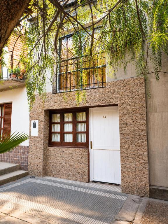 a brick house with a white door and a balcony at Panambí in Colón