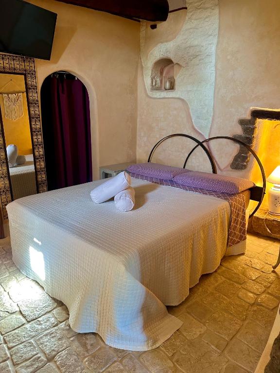 a bedroom with a bed in a room at I tini in Cori