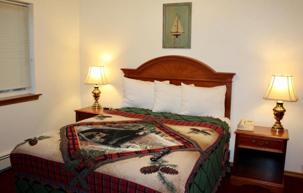 a hotel room with a bed and two lamps at Juneau Hotel in Juneau