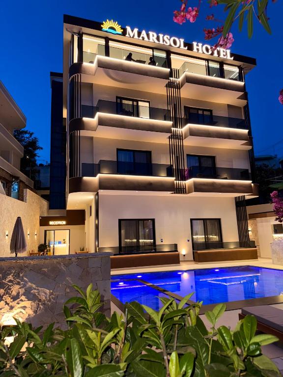 Bazén v ubytování Marisol Hotel nebo v jeho okolí