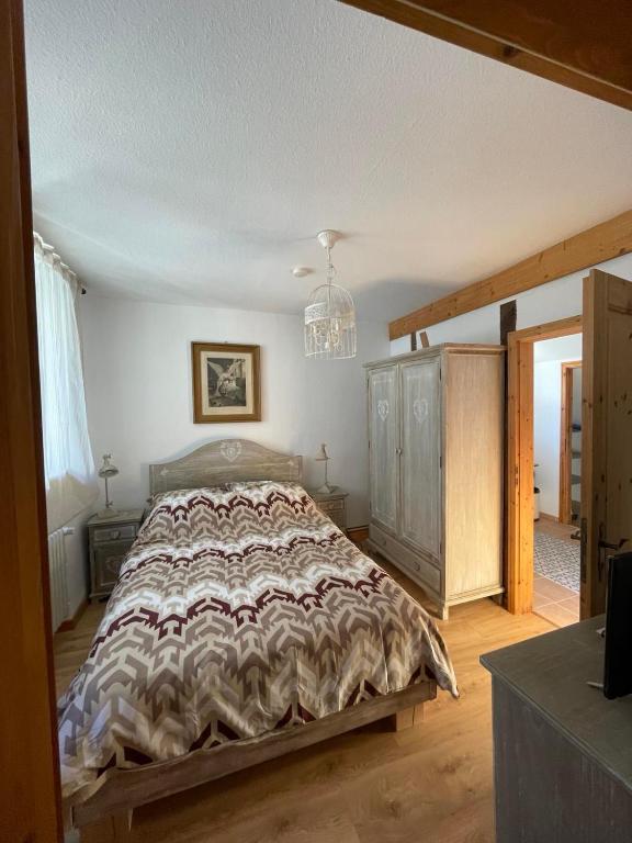 a bedroom with a bed and a chandelier at Gasthaus Liam 4 in Bendorf