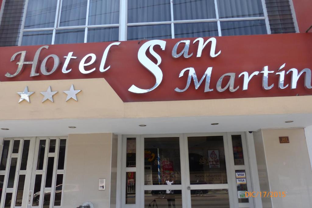 Hotel San Martín في تاكنا: علامة الفندق على واجهة المبنى