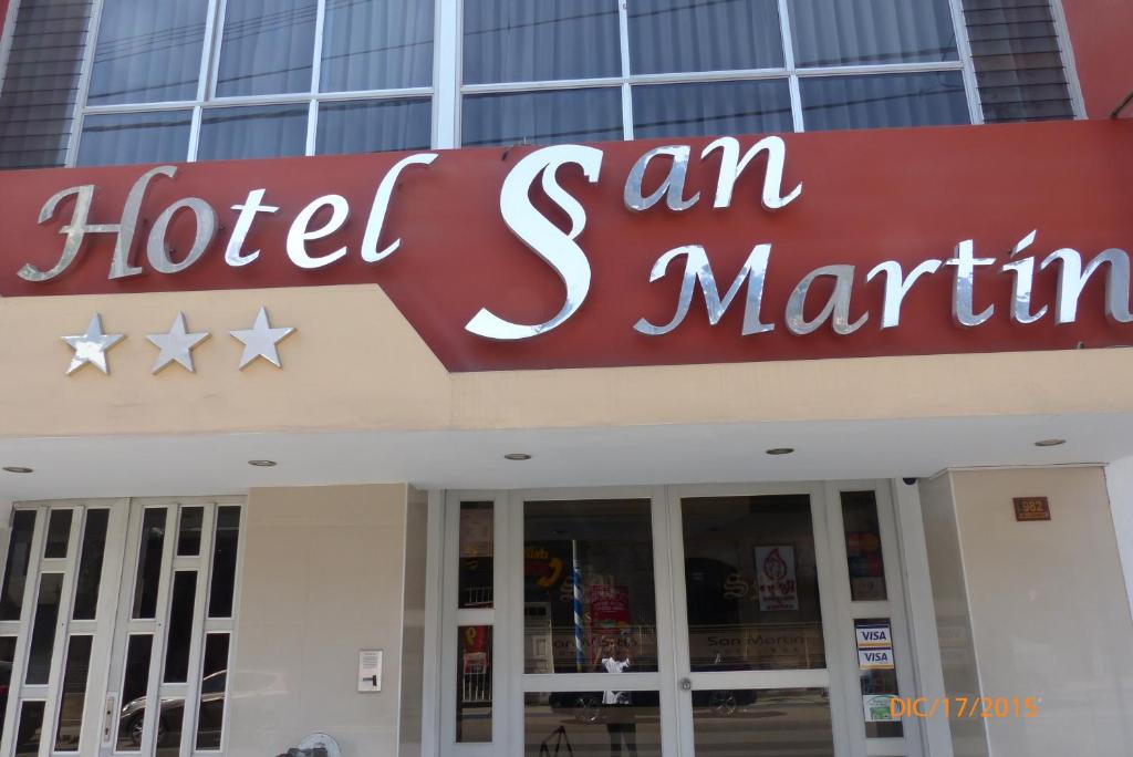 una señal de hotel en la parte delantera de un edificio en Hotel San Martín, en Tacna