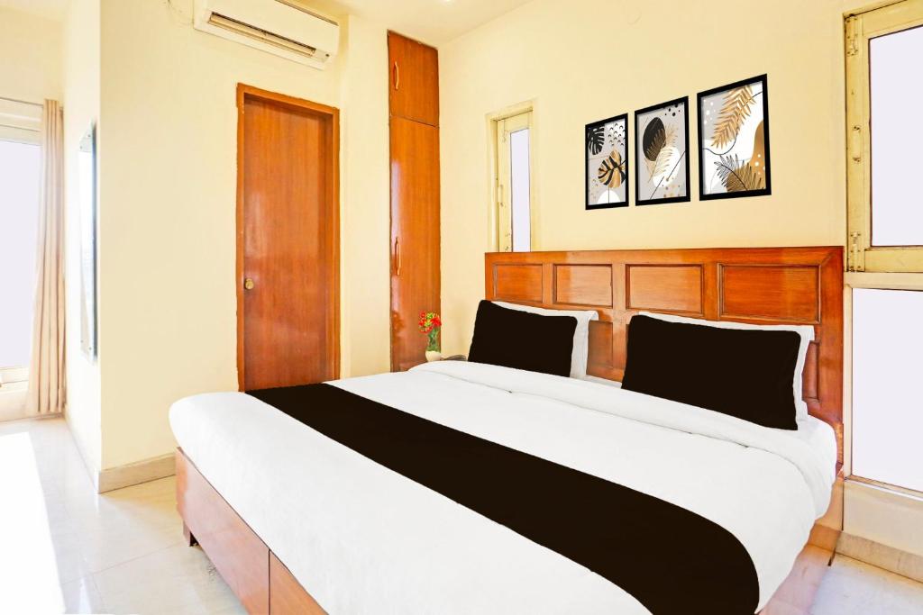 a bedroom with a large bed in a room at Hotel O by OYO Sector 45 Formerly Manyavar in Chandīgarh