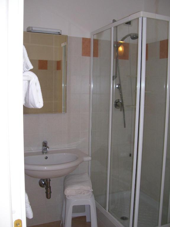 A bathroom at Hotel Isola Rossa