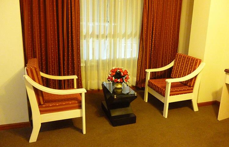 duas cadeiras e uma mesa em frente a uma janela em Hotel Faraon em Tacna
