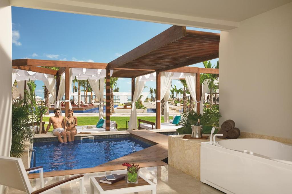 Bazén v ubytování Dreams Onyx Resort & Spa - All Inclusive nebo v jeho okolí