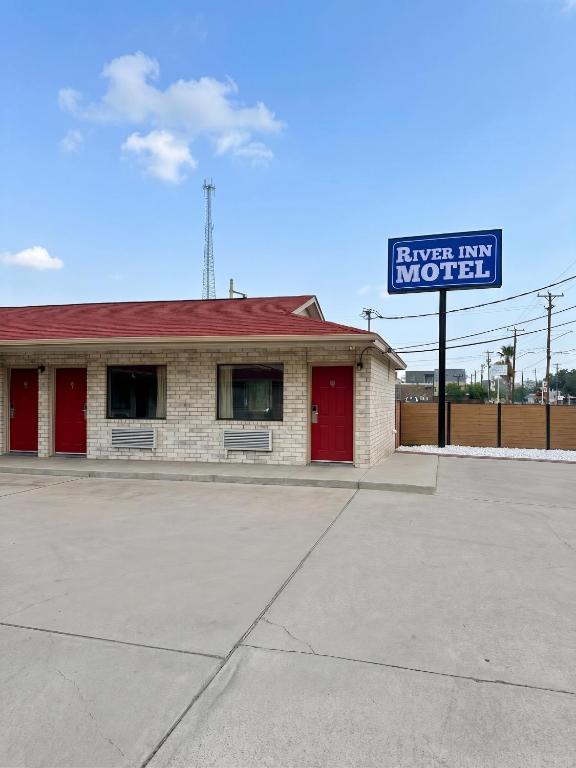 a building with a sign that reads river first motel at River Inn Motel in San Antonio