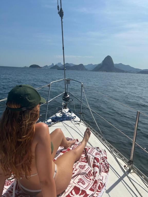 Eine Frau sitzt auf einem Boot im Wasser in der Unterkunft Quatronos in Rio de Janeiro