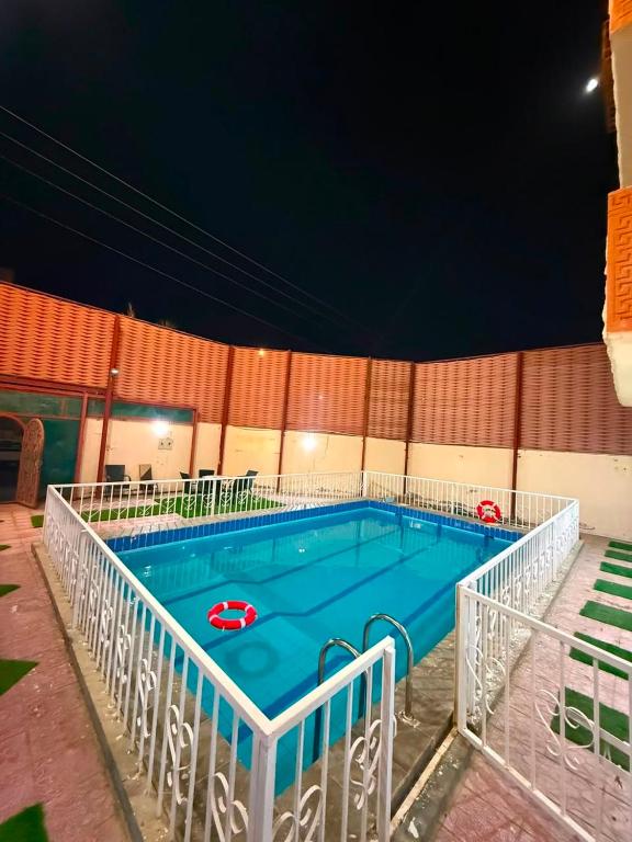 a large swimming pool in a building at استراحة الرايس in Rayyis