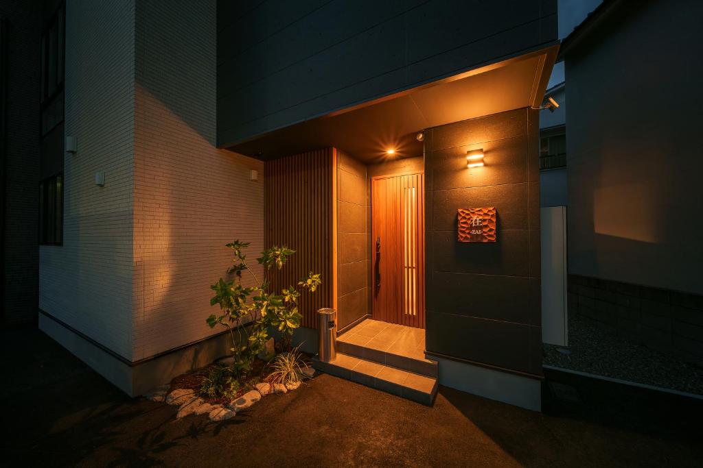 a hallway of a building with a door and a plant at 在-Zai- in Beppu