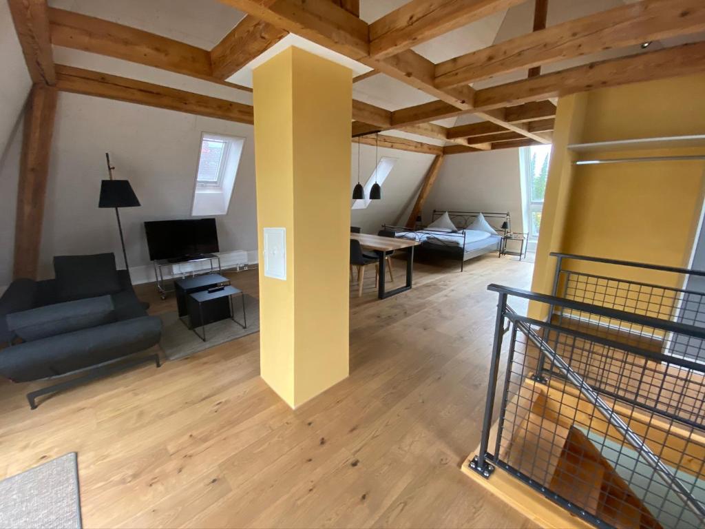 a living room with a yellow pole in the middle at Hopfengrün Langenthal in Langenthal