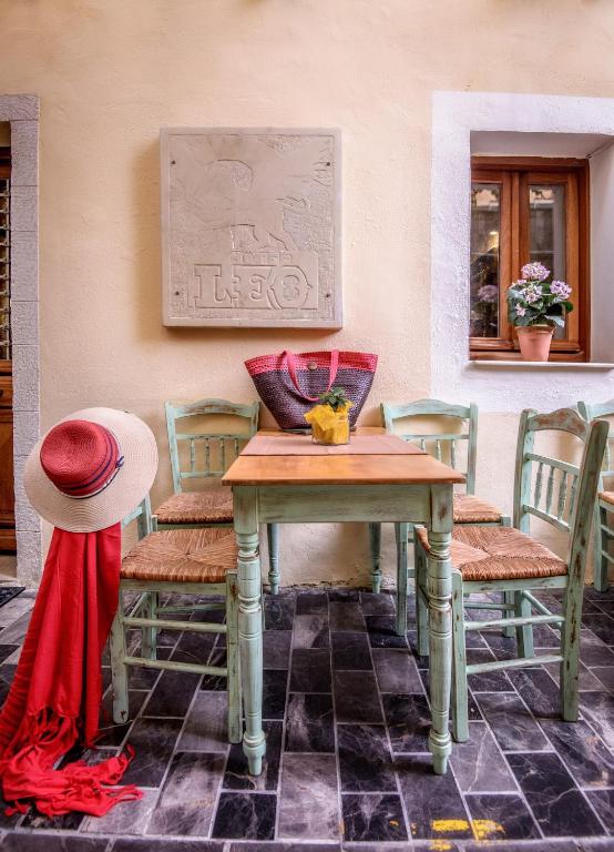 Posezení v ubytování Leo Hotel