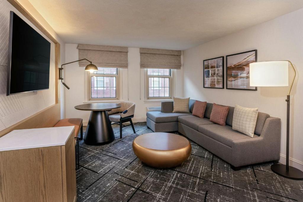 Sheraton Commander Hotel - Club Lounge Access, 1 Bedroom Suite, 2 Double