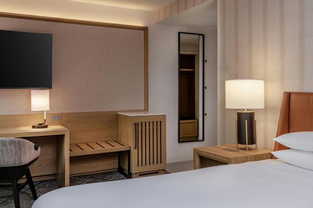 Sheraton Commander Hotel - Guest Room, 1 Queen
