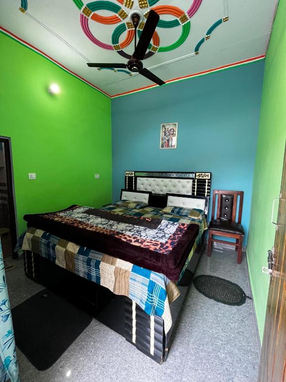 a bedroom with a bed with a ceiling fan at Khushraali hotel and restaurant in Rudraprayāg
