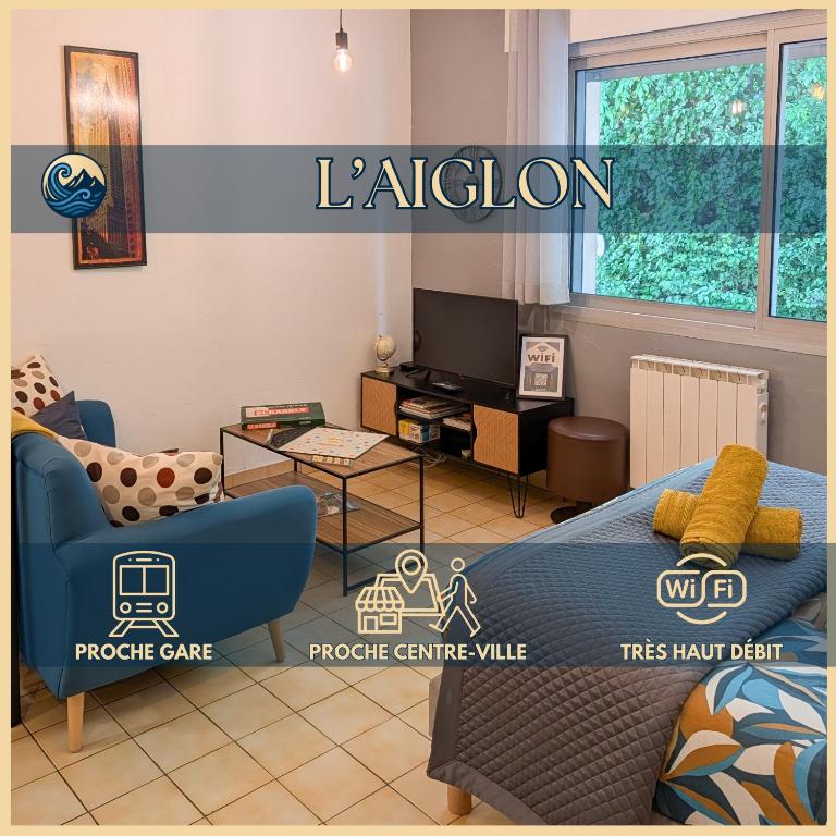 a living room with a blue couch and a tv at L'Aiglon Studio cocon au coeur de Gap in Gap