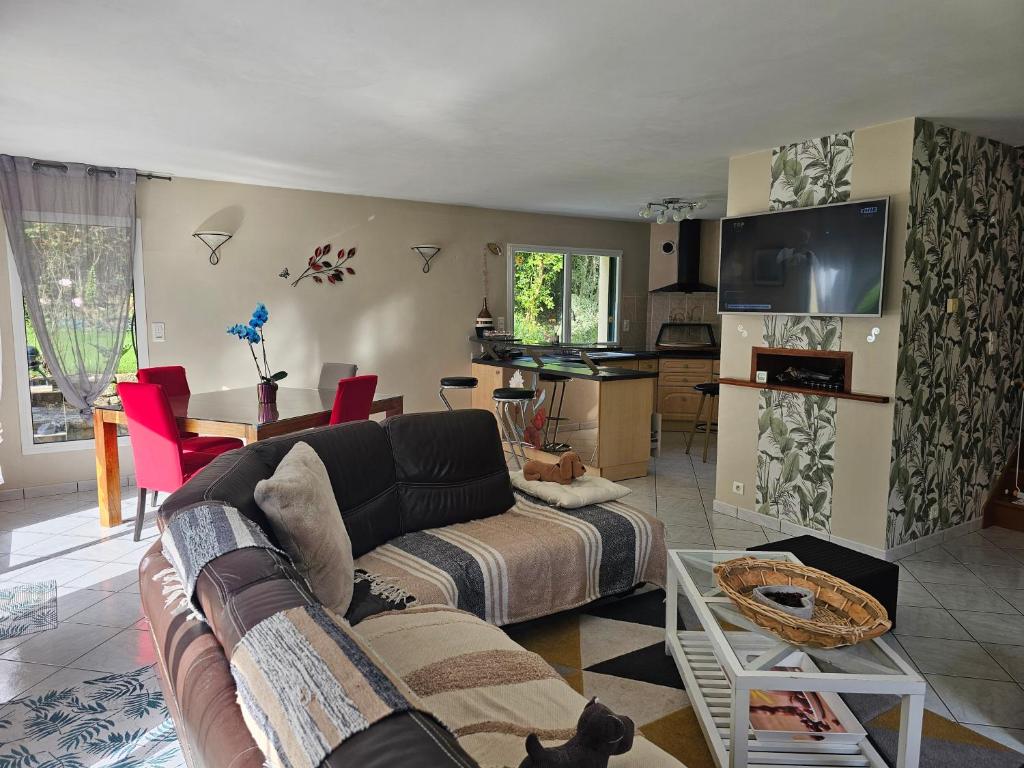 a living room with a couch and a table at les Arômes in Locronan