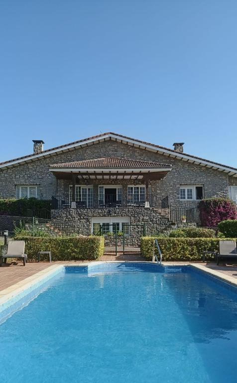 ein großer Swimmingpool vor einem Haus in der Unterkunft Hotel Los Caspios in Colunga