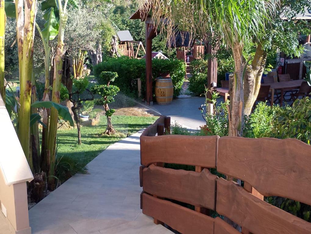 a garden with a wooden fence and a sidewalk at Casa Bea in Palmadula