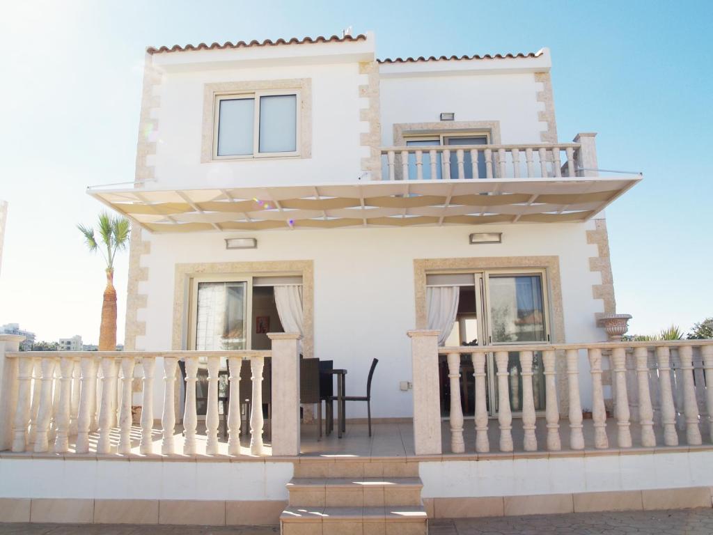 una villa con balcone e una casa di Villas Ithaca Protaras a Protaras