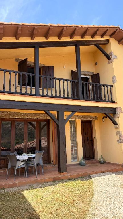 a patio of a house with a table and chairs at Gredos Tiétar in El Arenal