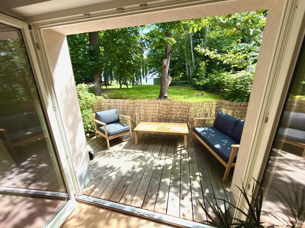 a screened in porch with a table and two chairs at Niemtscher Lodge am See in Niemtsch