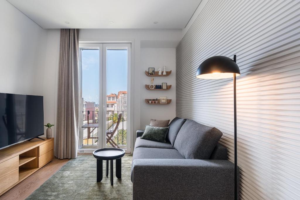 Bright & Cozy Almada Apartment - Central Porto