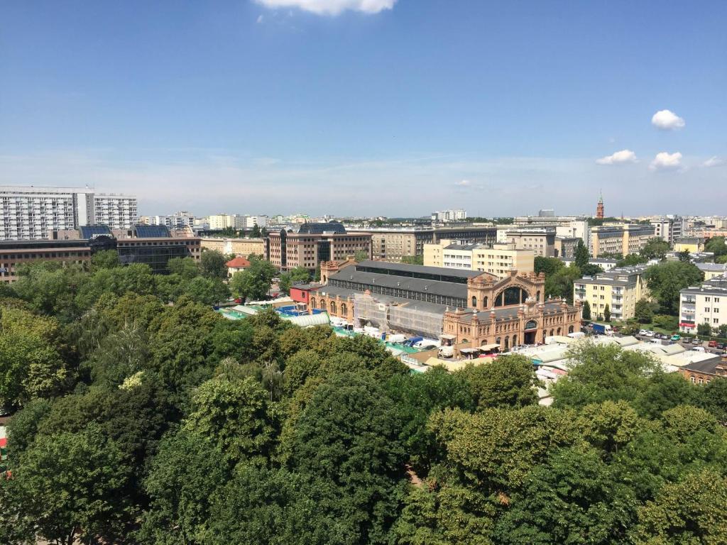 Nespecifikovaný výhled na destinaci Varšava nebo výhled na město při pohledu z apartmánu