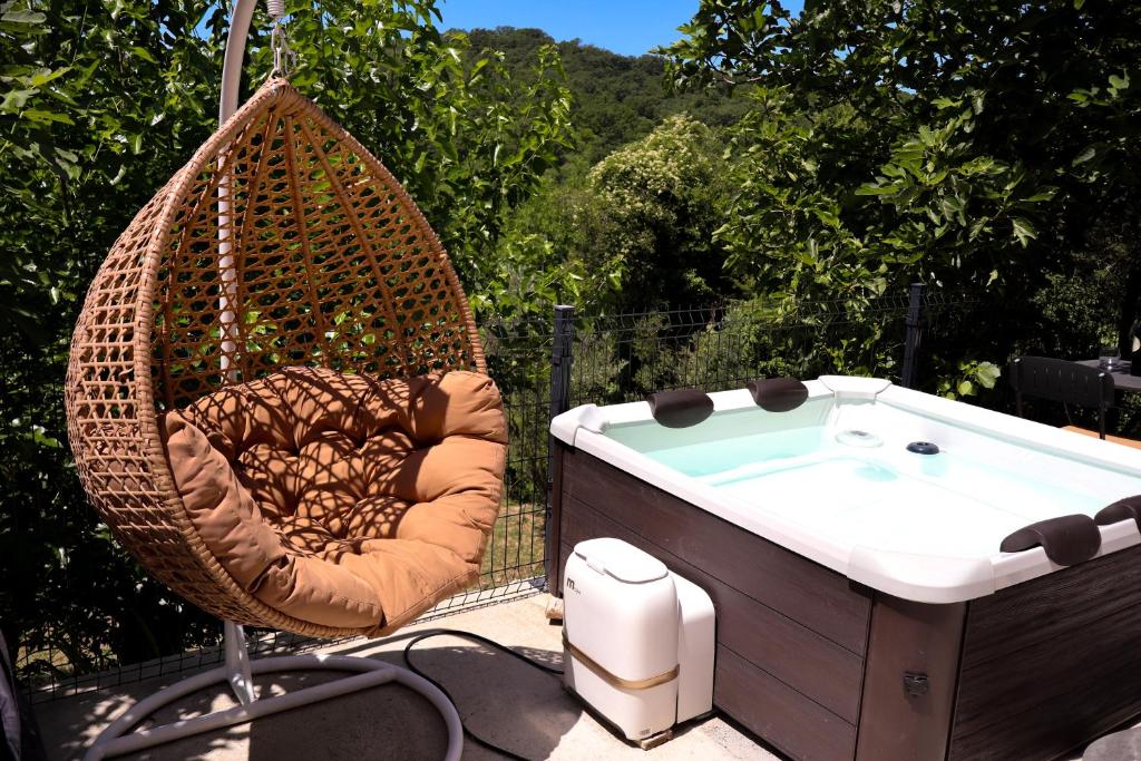 a swing with a bath tub in a garden at La Casa Di Martin in Ulcinj