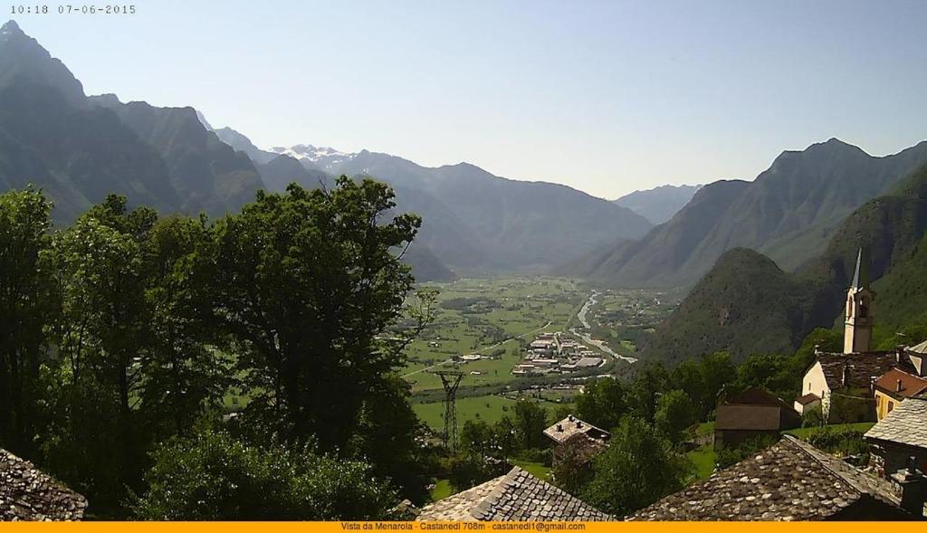 a view of a valley with mountains in the background at Chalet Ca'Stanedi Valchiavenna in Voga