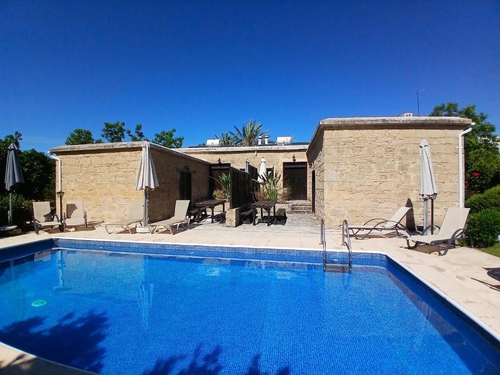 ein Swimmingpool vor einem Haus in der Unterkunft Spanos House in Goudhi