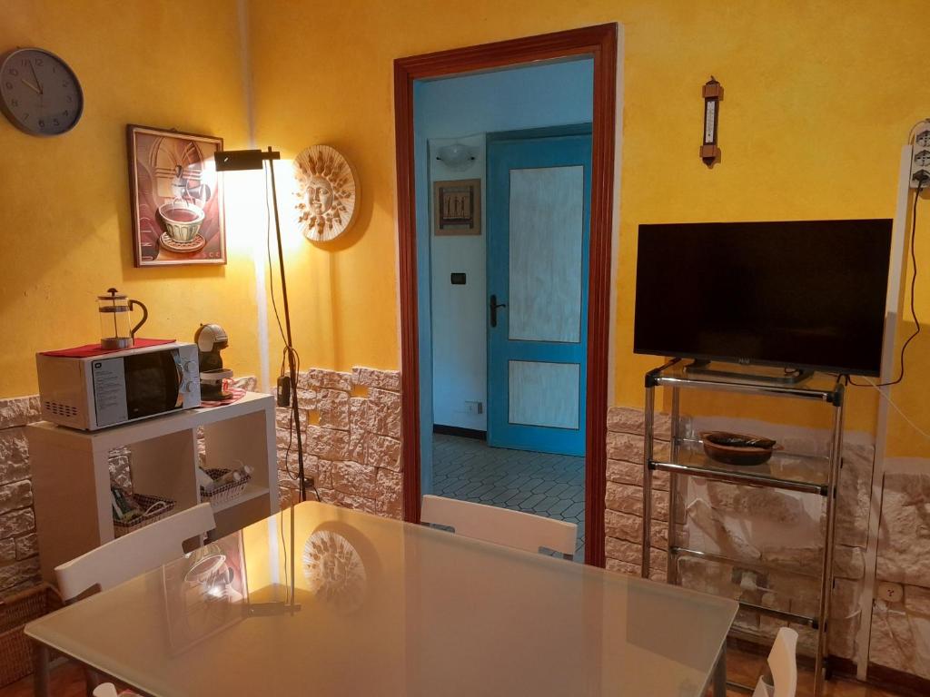 a living room with a tv and a mirror at Casa Cristina in Ospedaletto Euganeo