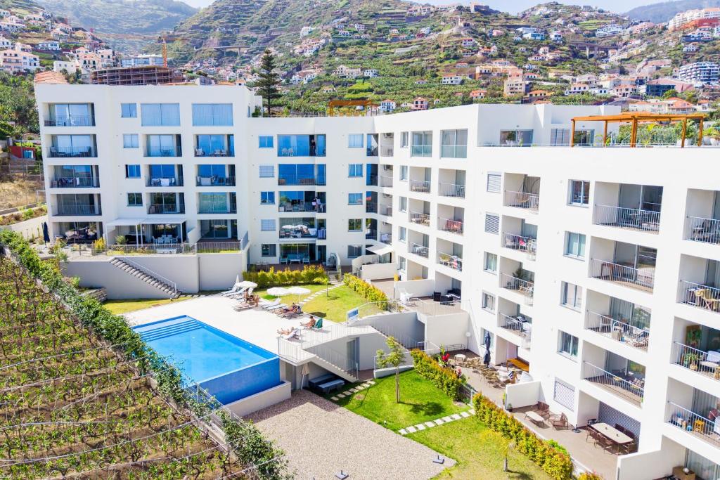 Modern Seaview Apt with Pool, 15 mins walk from beach